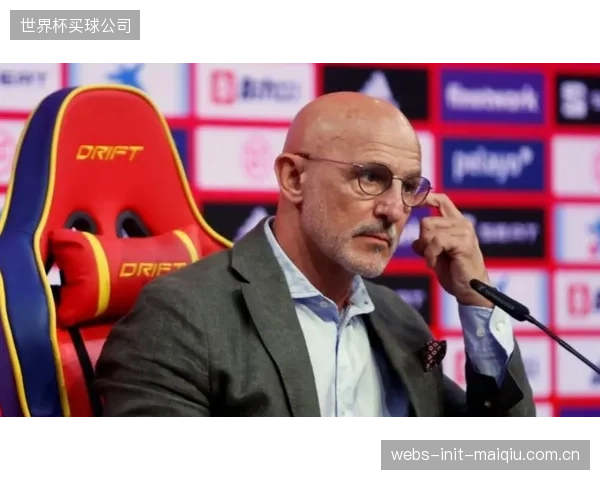 德拉富恩特或启用无锋阵应对中锋效率问题，奥尔莫的穿插跑位是战术关键。